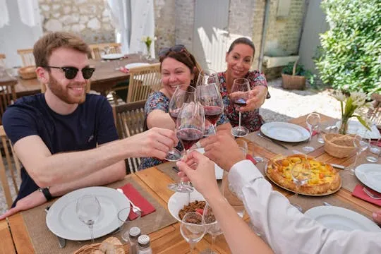 Illustration de: Cours de dégustation de champagne en petit groupe et déjeuner près d'Epernay