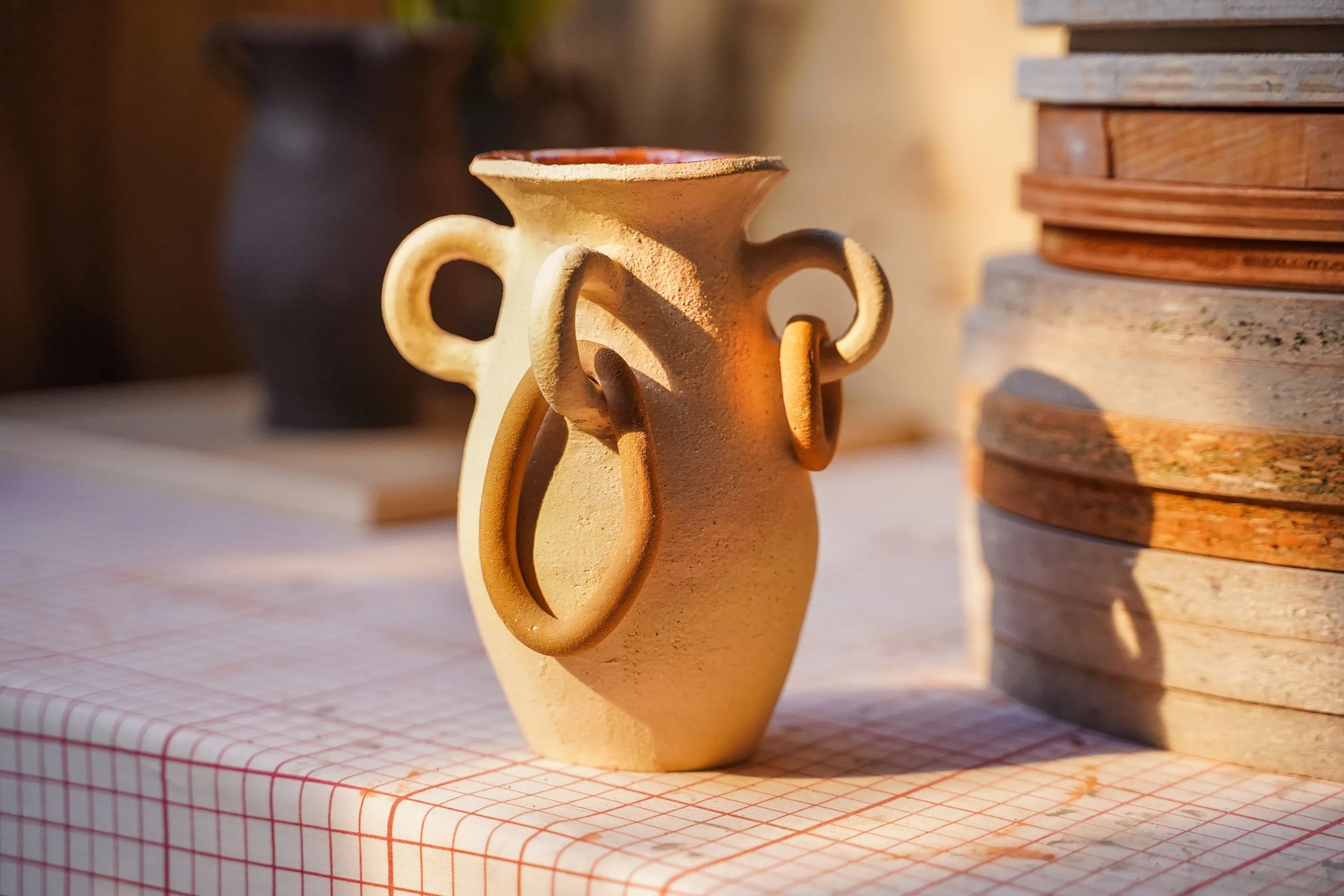 Illustration de: Modelez votre vase en colombin