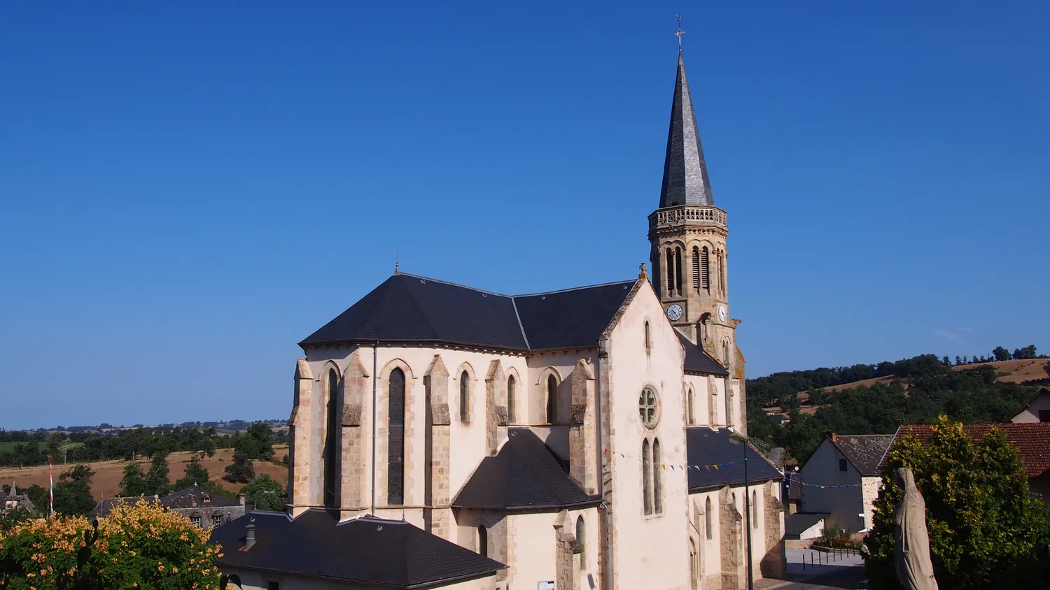 Image qui illustre: Eglise De Saint-salvadou Et Sa Croix Processionnelle à Le Bas Ségala - 0