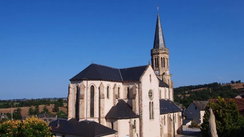 Image qui illustre: Eglise De Saint-salvadou Et Sa Croix Processionnelle