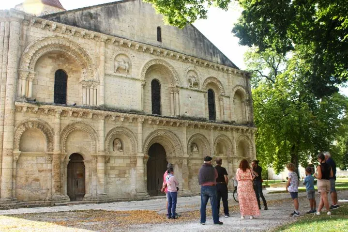 Image qui illustre: Visite guidée du parc du château de Surgères