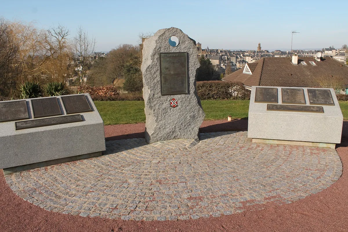 Image qui illustre: Stèle Commémorative De La Côte 203 - Vire à Vire Normandie - 0