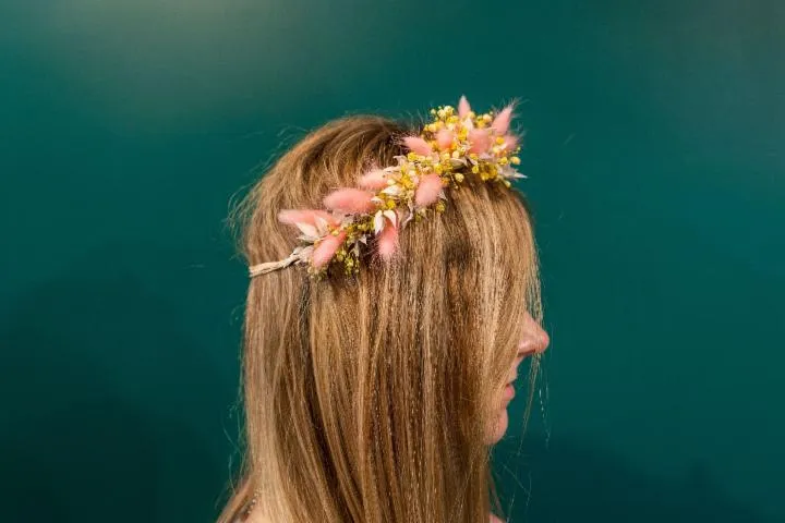 Image qui illustre: Réalisez votre couronne de tête en fleurs séchées