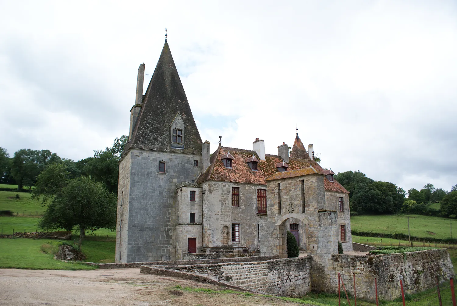 Image qui illustre: Château De Morlet à Morlet - 0