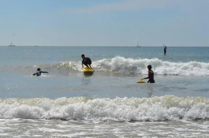 Image qui illustre: Initiation Au Surf En Famille