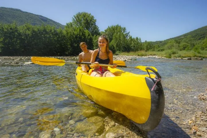 Image qui illustre: Location De Canoës - Camping Canoës Gorges Du Tarn