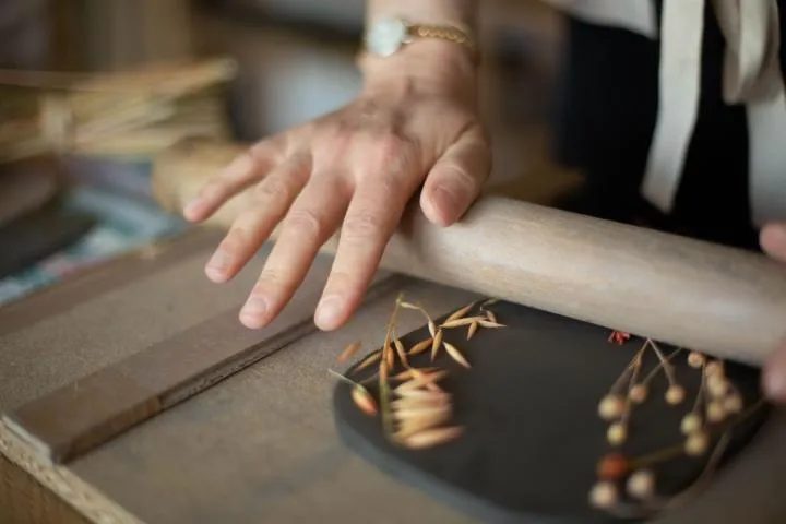 Image qui illustre: Modelez vos assiettes aux empreintes végétales