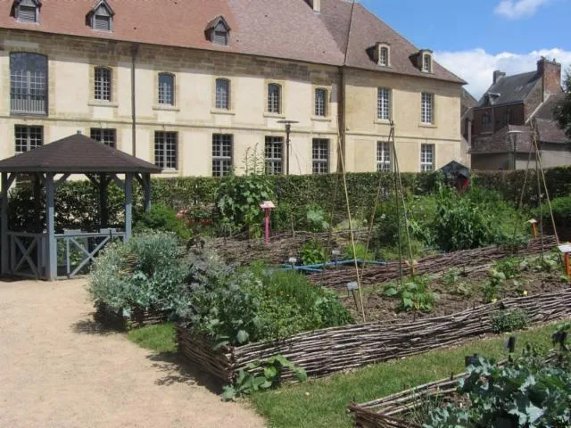 Image qui illustre: Jardin Conservatoire Des Fleurs Et Légumes
