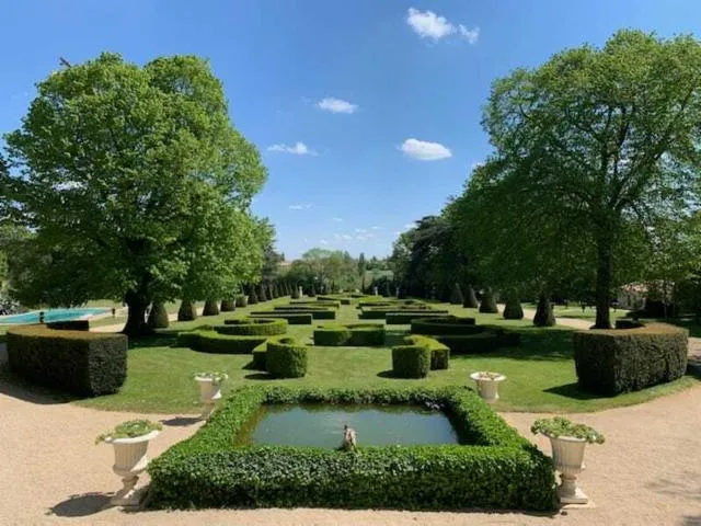 Image qui illustre: Visite des jardins du Château de la Rivière