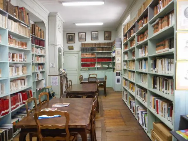 Image qui illustre: Visite guidée de la bibliothèque patrimoniale de la Société de BORDA