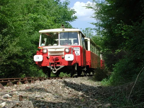 Image qui illustre: Mézin, vers Nérac, avec le petit train touristique à Mézin - 1
