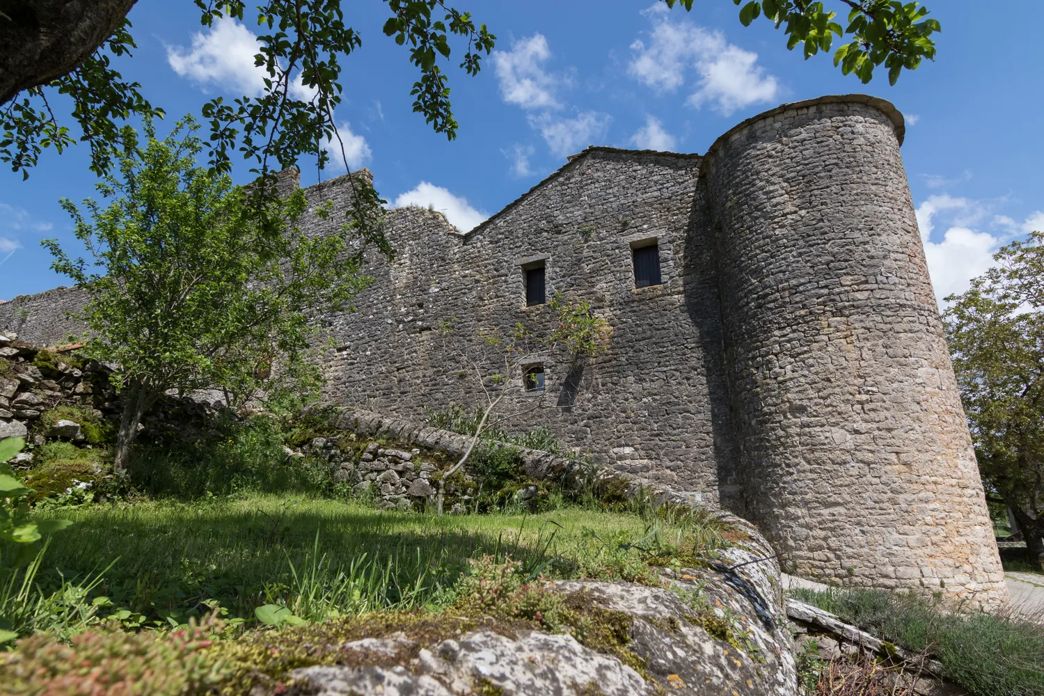 Image qui illustre: Sur les traces du Moyen Âge :  visite complète du fort et de ses trésors cachés à Saint-Jean-et-Saint-Paul - 0