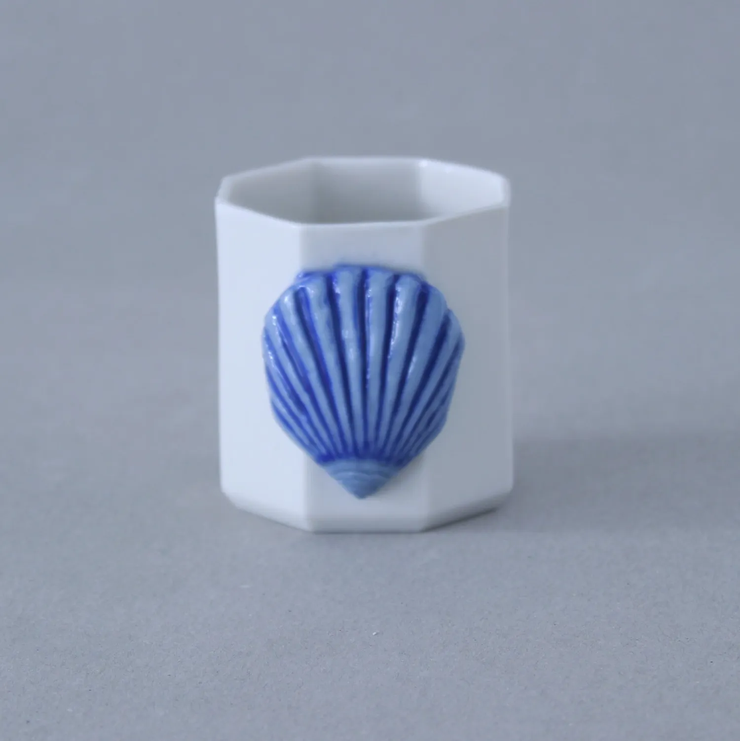 Image qui illustre: Décorez vos tasses en porcelaine en famille à Paris - 0