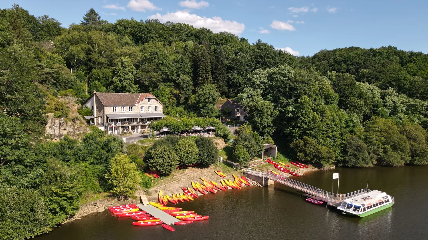 Image qui illustre: Location De Canoës, Kayaks Et Paddles À L'hôtel Restaurant Du Lac à Saint-Plantaire - 1