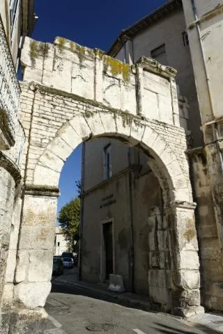 Image qui illustre: Découvrez la porte de France à Nîmes