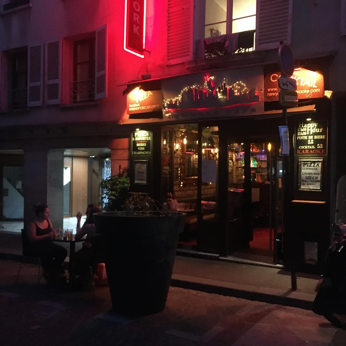 Image qui illustre: New York Café Karaoké à Paris - 1