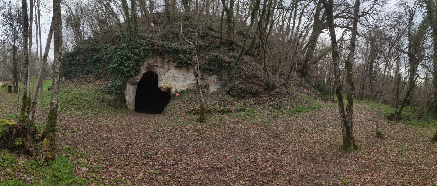 Image qui illustre: Visite d'une motte féodale et son souterrain refuge accompagnée d'un guide à La Clotte - 0