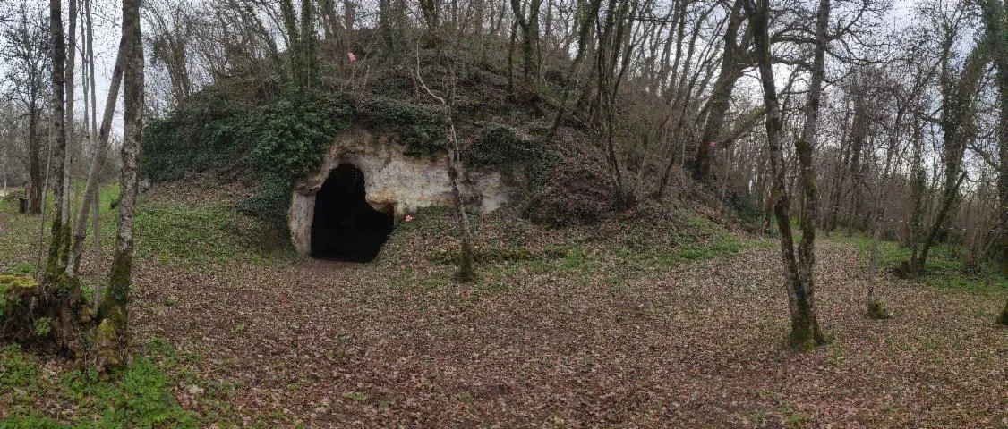 Image qui illustre: Visite d'une motte féodale et son souterrain refuge accompagnée d'un guide