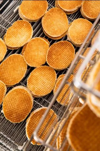 Image qui illustre: Visite guidée de l'atelier de fabrication de gaufres fourrées de la Biscuiterie Eugène Blond