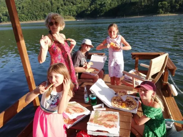 Image qui illustre: Aboat Location De Bateaux Terrasse