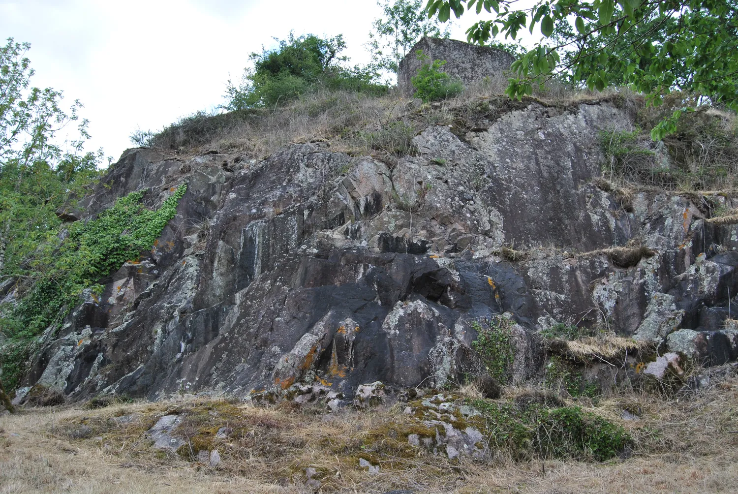 Image qui illustre: La pierre fade et panorama  à Availles-Limouzine - 0