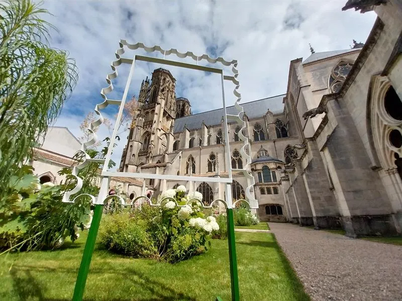 Image qui illustre: Jardin Du Cloître De La Cathédrale Saint-étienne à Toul - 1