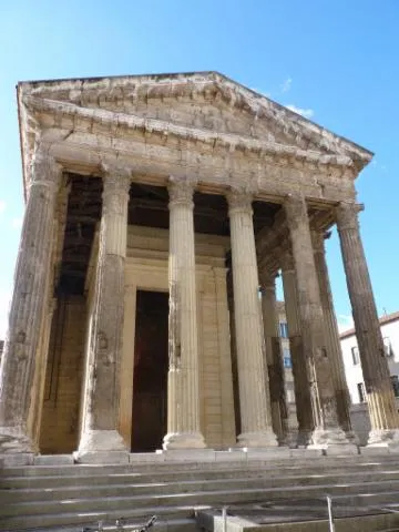 Image qui illustre: Visite guidée du temple d'Auguste et de Livie