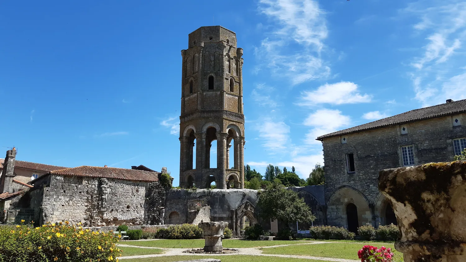 Image qui illustre: À la découverte de l'abbaye Saint-Sauveur de Charroux ! à Charroux - 0