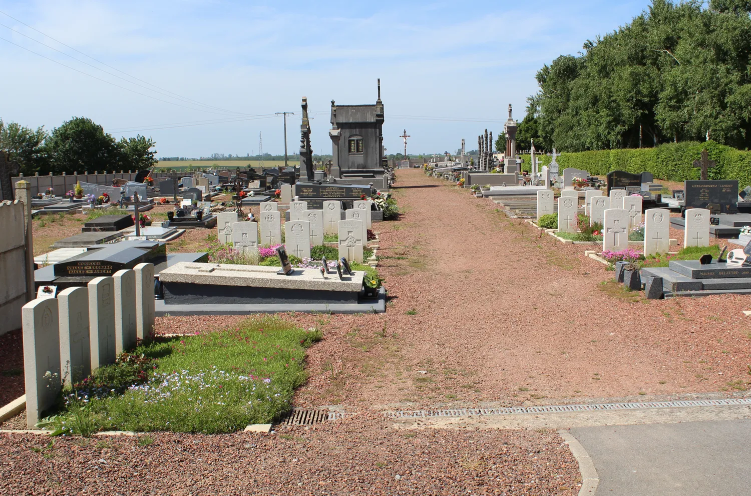 Image qui illustre: Montigny Communal Cemetery à Montigny-en-Cambrésis - 0