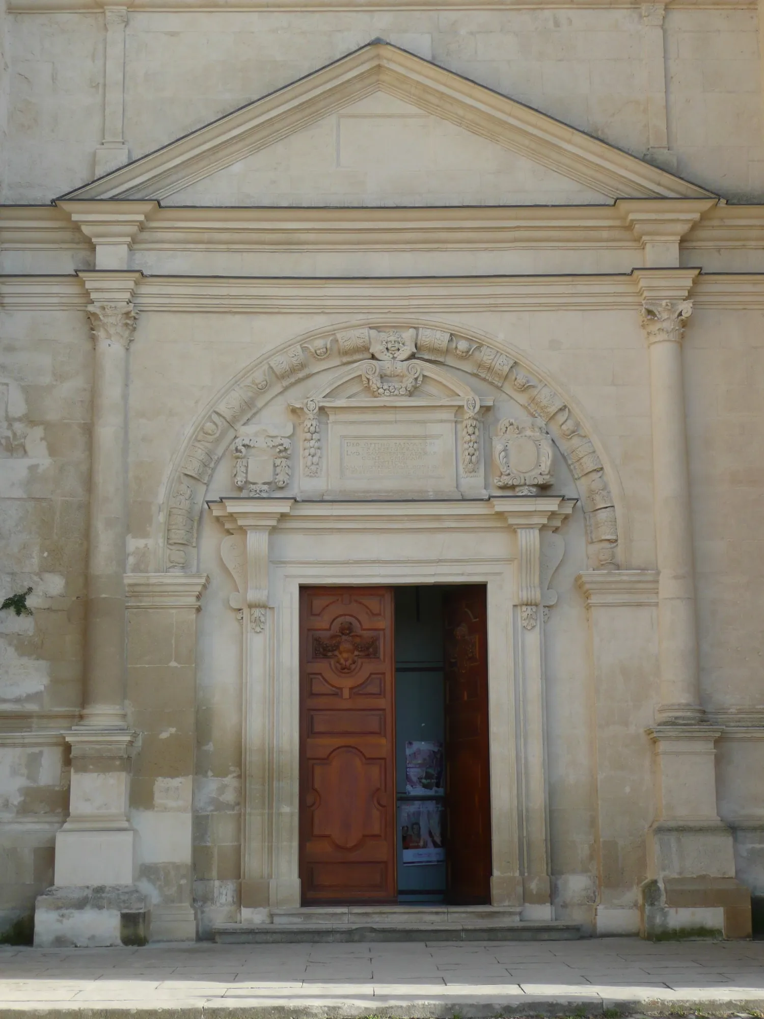 Image qui illustre: Eglise collégiale Saint-Sauveur à Grignan - 1