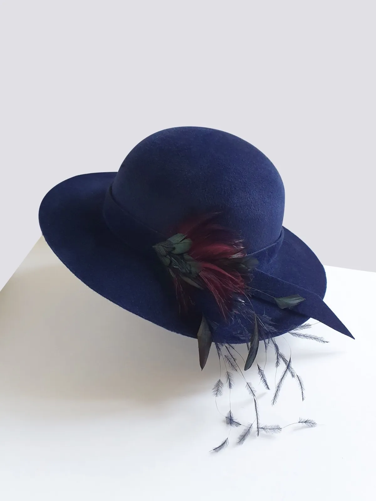 Image qui illustre: Habillez de plumes votre chapeau en feutre à Paris - 1