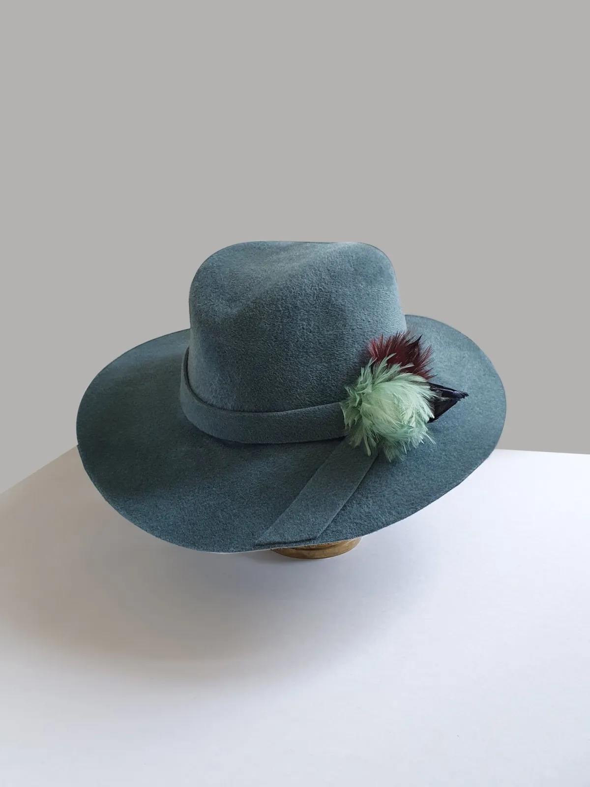 Image qui illustre: Habillez de plumes votre chapeau en feutre à Paris - 2