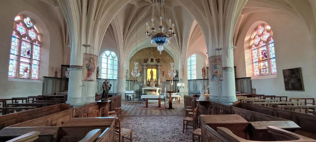 Image qui illustre: Découvrez une église et ses vitraux en grisaille datant du début XVIe siècle