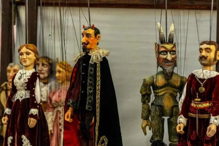 Image qui illustre: Assistez à un spectacle de marionnettes accompagné d'un concert d'orgue dans une église romane
