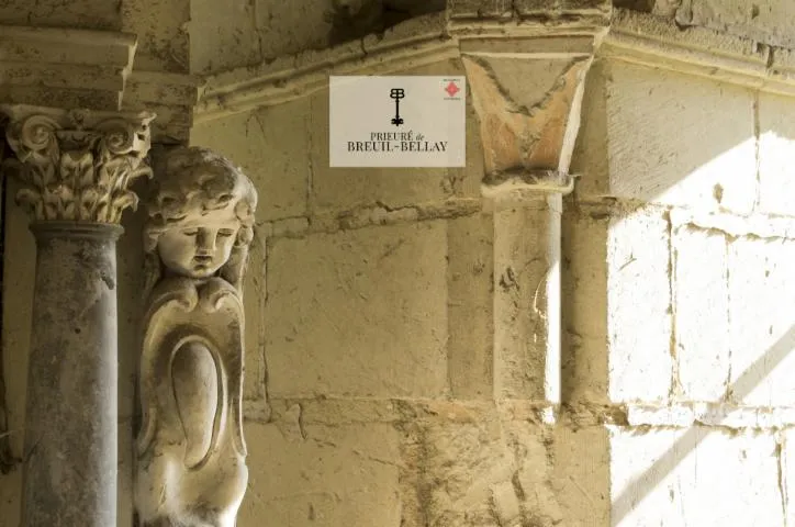 Image qui illustre: Visite commentée par le propriétaire du Prieuré grandmontain du Breuil-Bellay, monument historique privé des 13ème et 17ème siècle.