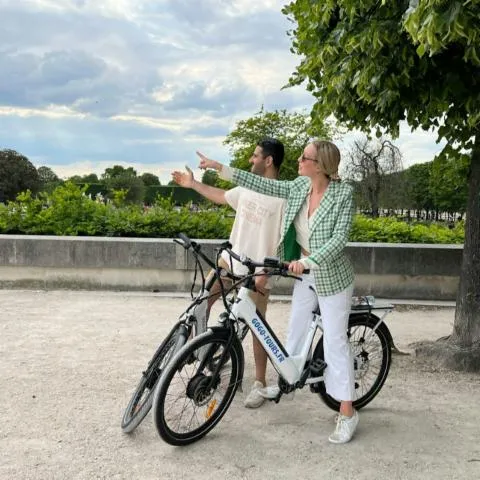 Image qui illustre: Paris : Visite guidée de l'après-midi en E-Bike pour petits groupes