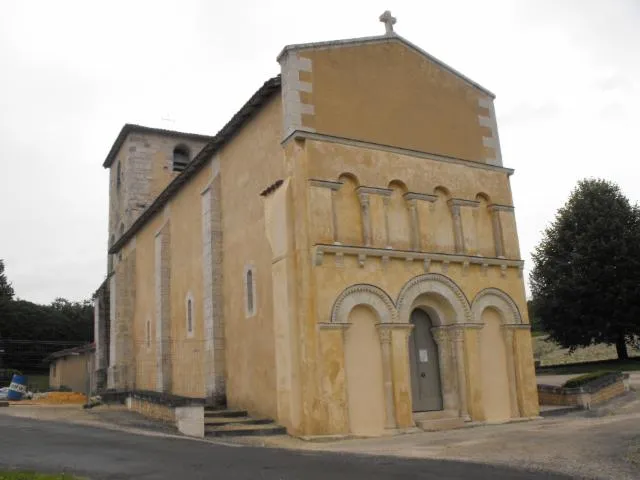 Image qui illustre: À découvrir :  une église à la façade typiquement charentaise
