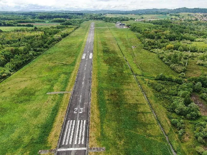 Image qui illustre: Aérodrome De Besançon - Thise Et Ses Hangars