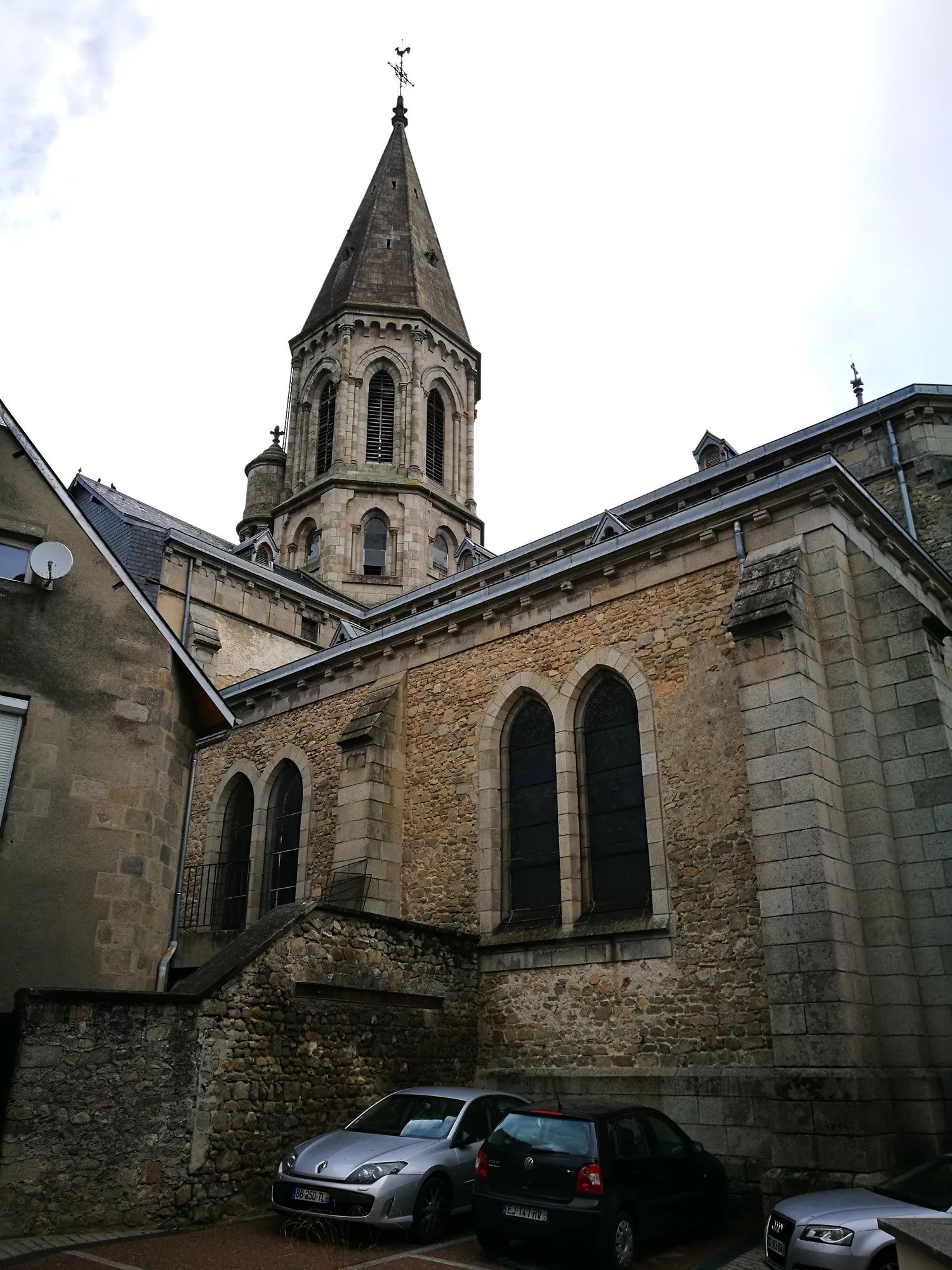 Image qui illustre: Église Saint-Pierre et Saint-Paul à Guéret - 0