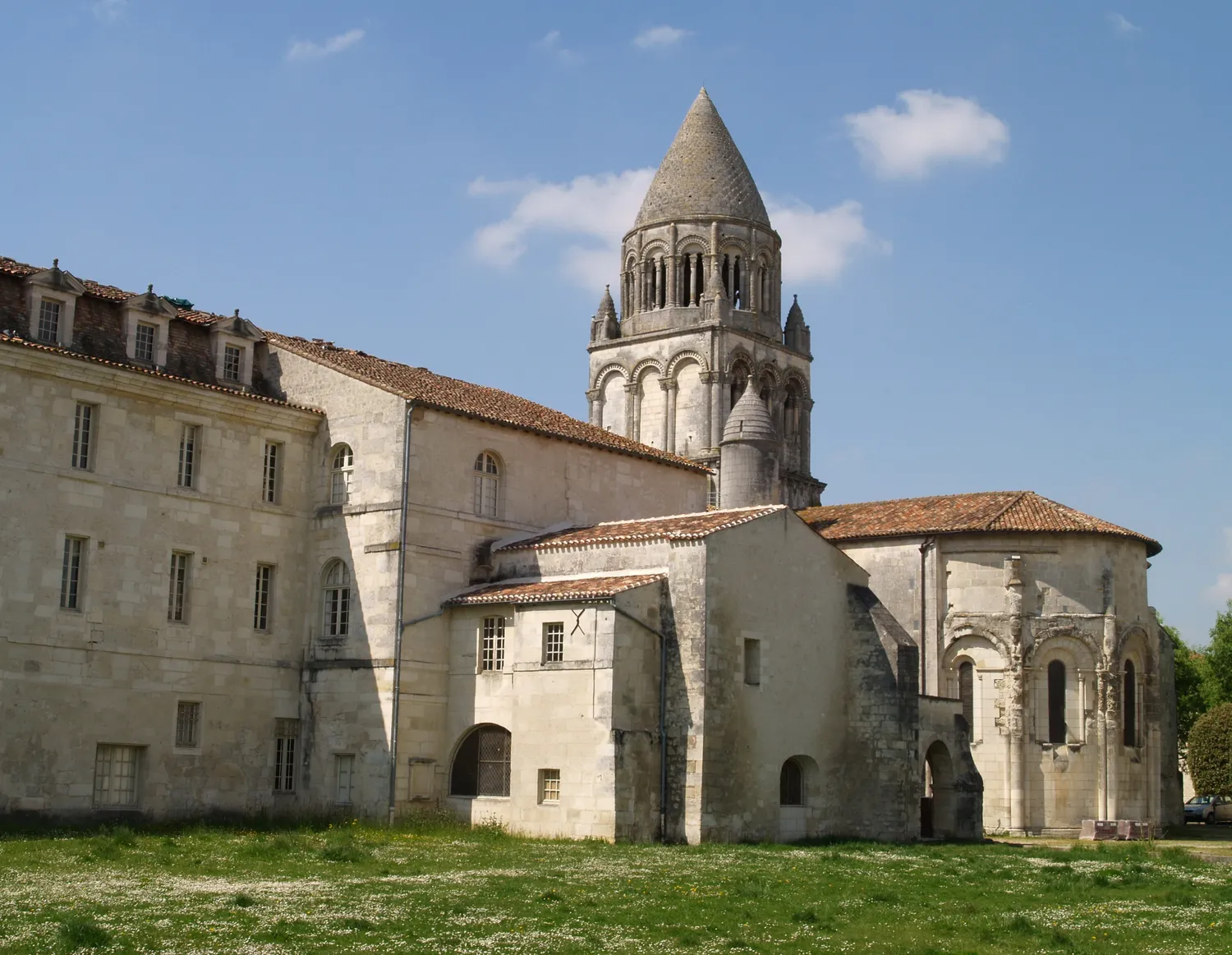 Image qui illustre: Abbaye Aux Dames à Saintes - 0