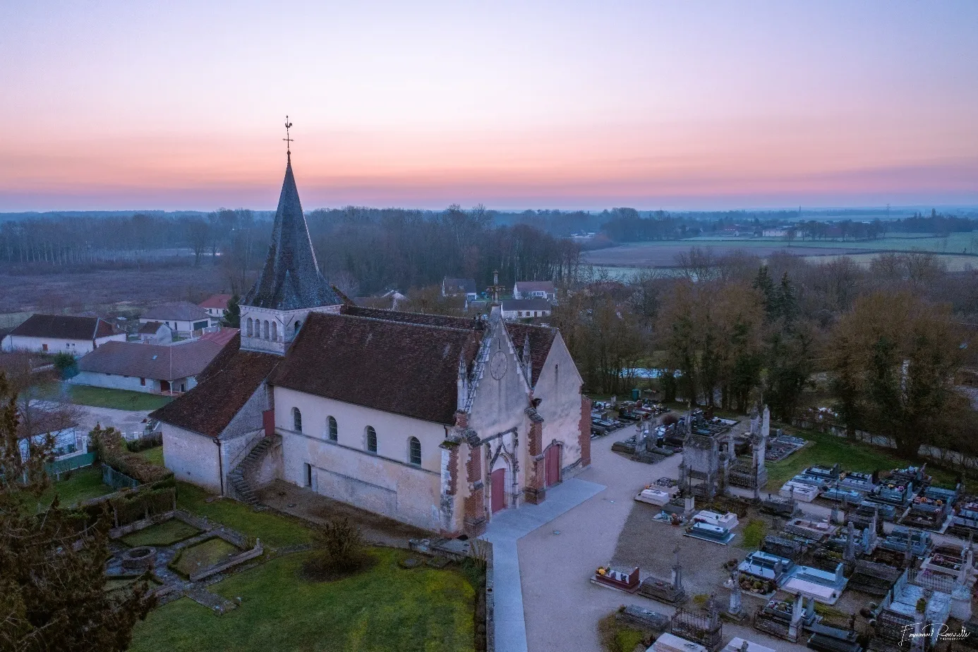 Image qui illustre: Visitez une église classée au titre des monuments historiques ouverte exceptionnellement à Isle-Aumont - 0