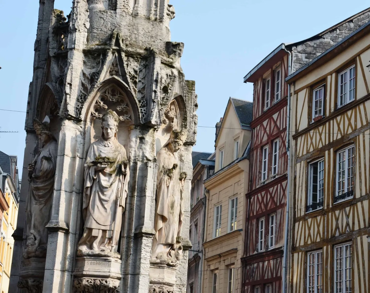 Image qui illustre: Fontaine et place de la Croix-de-Pierre à Rouen - 0