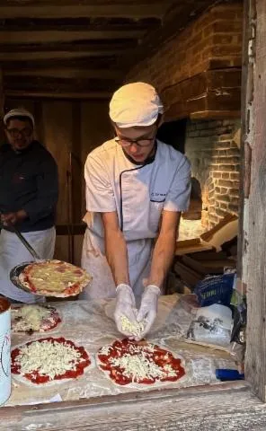 Image qui illustre: Démonstration : de jeunes boulangers font revivre le four à pain du Troncq