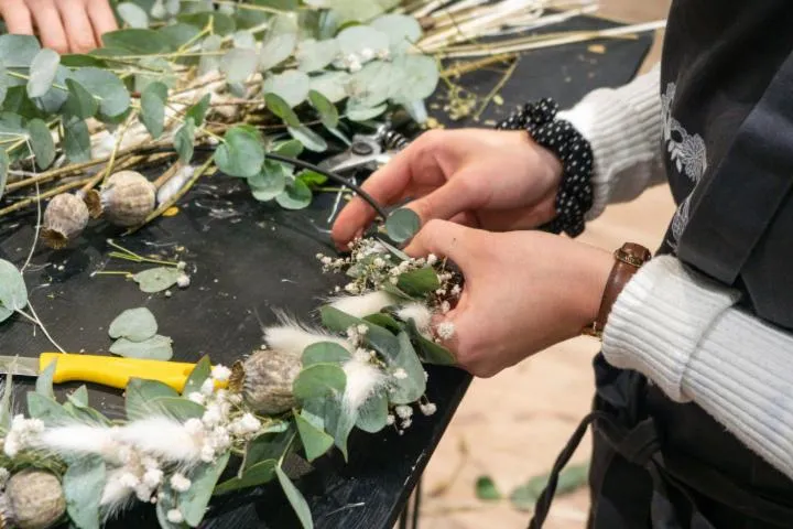 Image qui illustre: Fabriquez votre couronne de fleurs