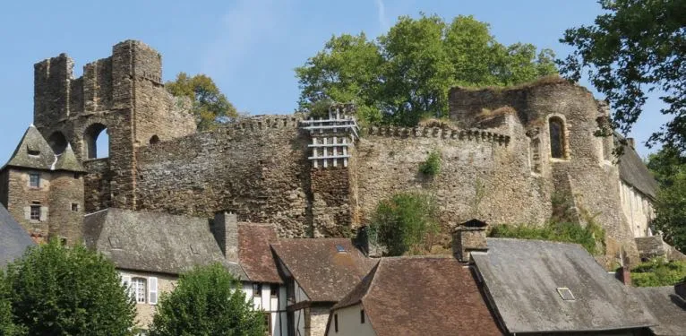Image qui illustre: Sentier Des Deux Collines à Ségur-le-Château - 0