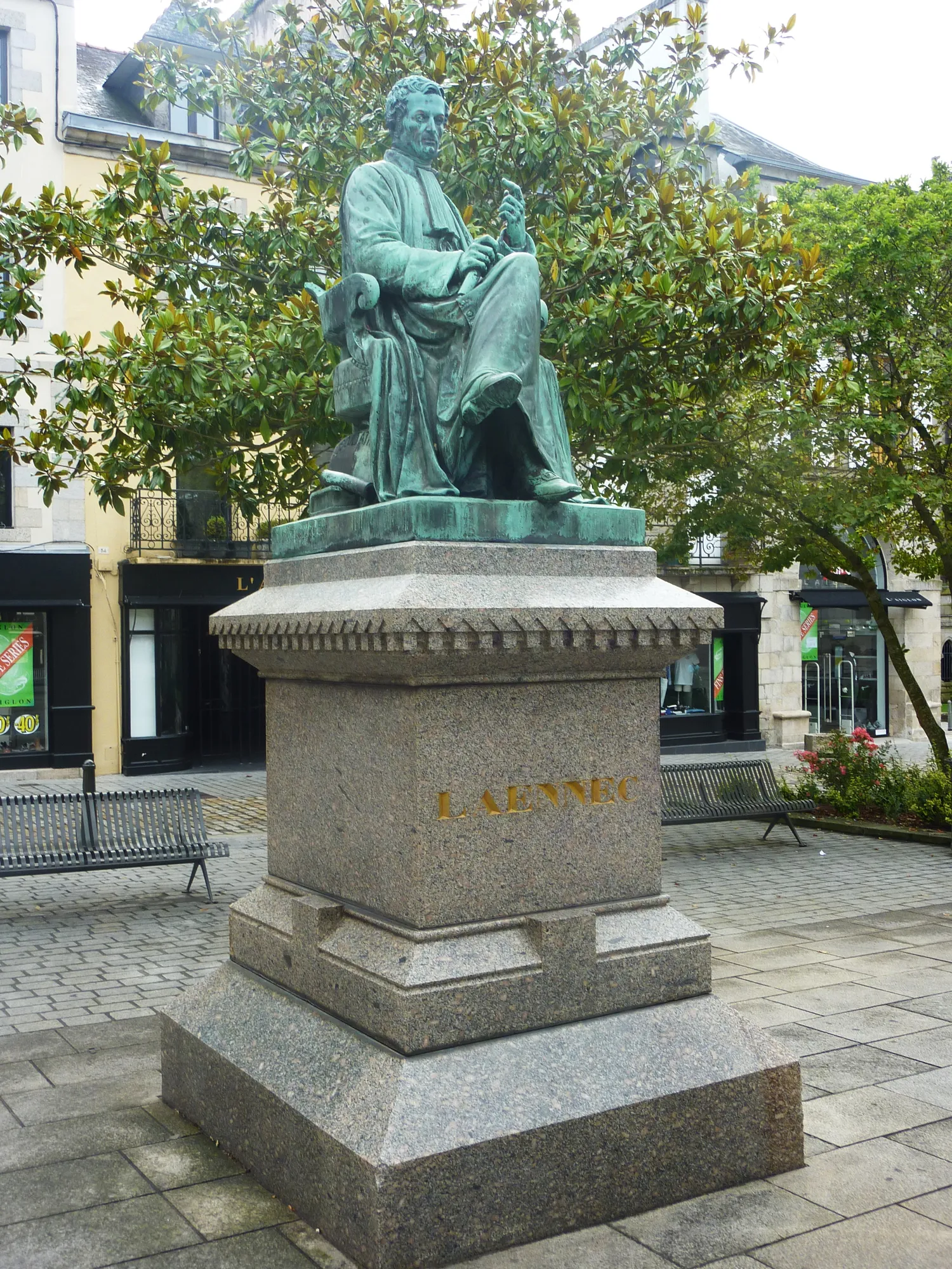 Image qui illustre: Statue de Laënnec à Quimper - 2