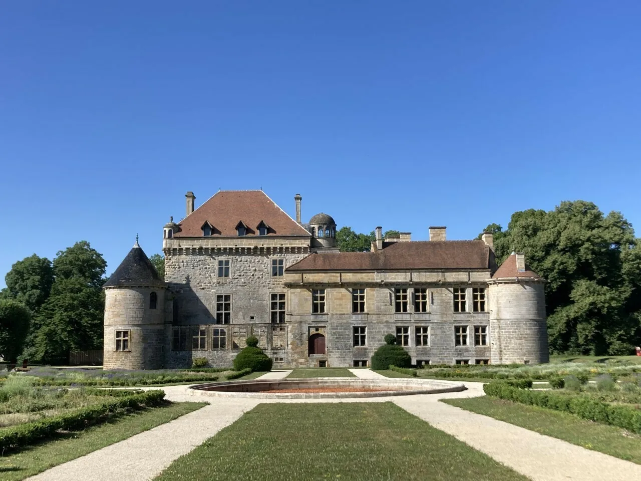 Image qui illustre: Visitez librement un château du XVIe siècle et ses jardins à Le Pailly - 0