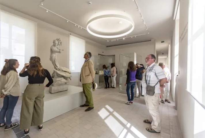 Image qui illustre: Découvrez de nombreuses sculptures lors de la visite d'un musée