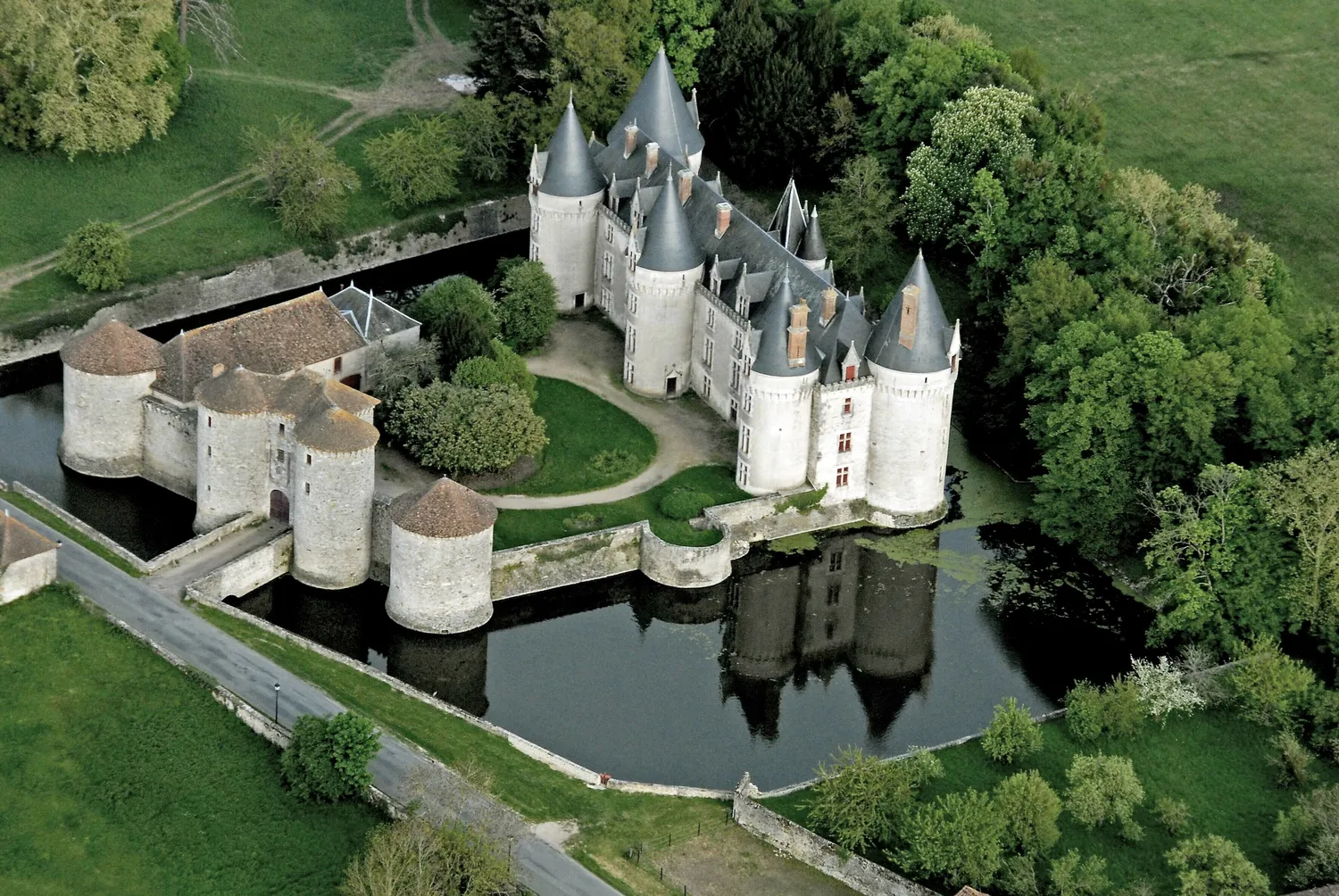 Image qui illustre: À l'ombre du château, le patrimoine se révèle en musique - Dans le cadre du festival Les Arts Buissonniers à Bourg-Archambault - 0