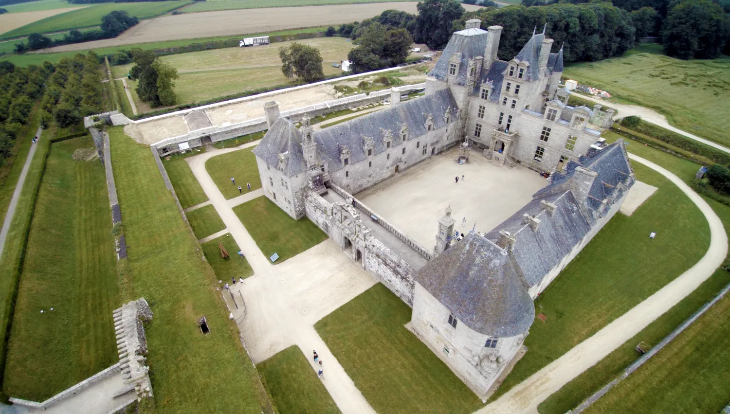 Image qui illustre: Le château de Kerjean à Saint-Vougay - 0